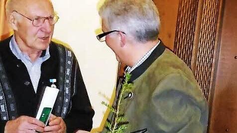Alois Greubel (links) wurde vom Vorsitzenden Harald Wedler für 61 Jahre Treue zum Verein geehrt. Foto: Atzler