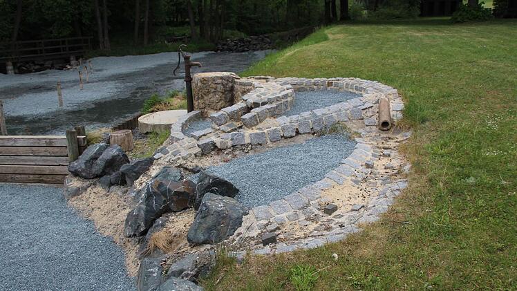 Auch der Wasserspielplatz hat ein neues Kiesbett bekommen. Foto: Matthias Beetz