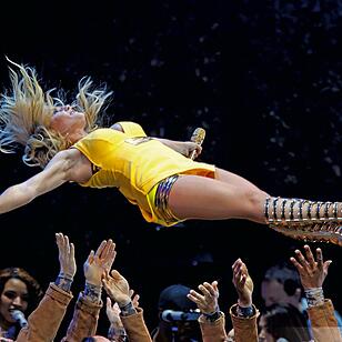 Das Foto zeigt die Sängerin Helene Fischer auf ihrer Stadiontour "Farbenspiel"  über ihren Begleitmusikern im Nürnberger Frankenstadion. Das Motiv des Fotografen Günther Distler wurde zum Siegerfoto in der Kategorie "Kultur".