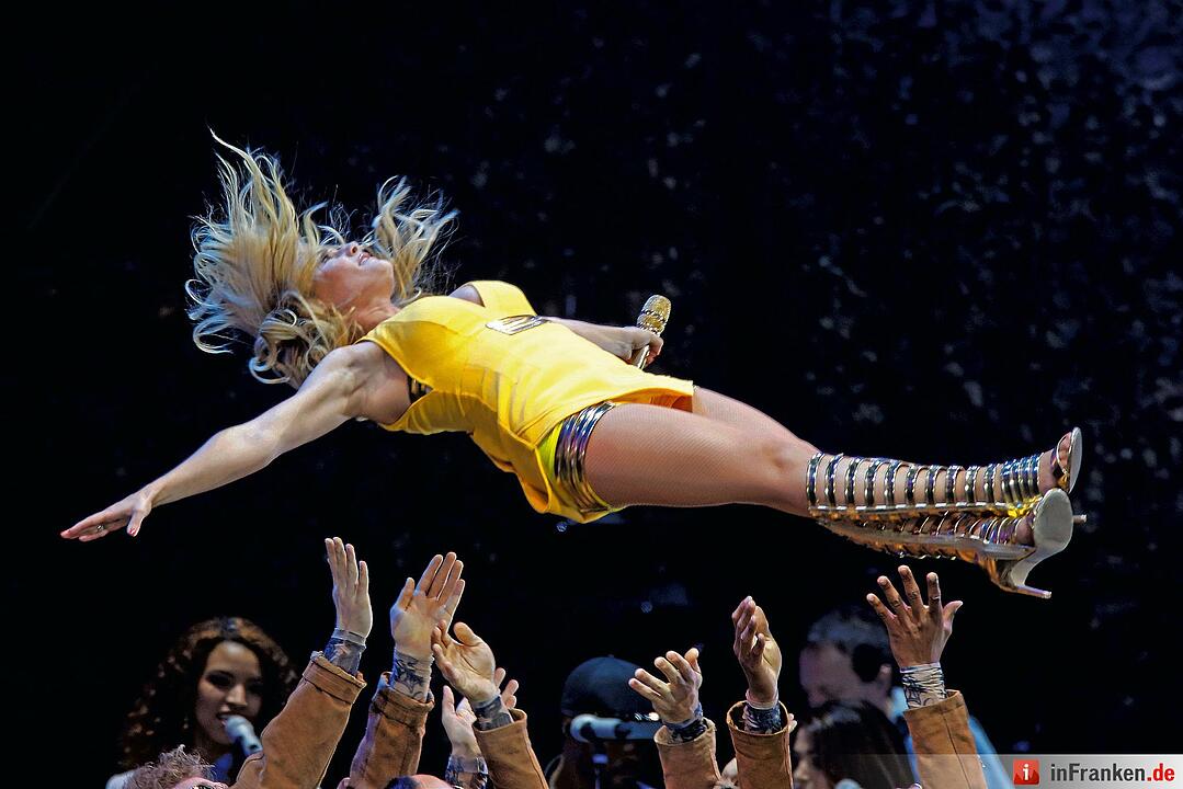 Das Foto zeigt die Sängerin Helene Fischer auf ihrer Stadiontour "Farbenspiel"  über ihren Begleitmusikern im Nürnberger Frankenstadion. Das Motiv des Fotografen Günther Distler wurde zum Siegerfoto in der Kategorie "Kultur".