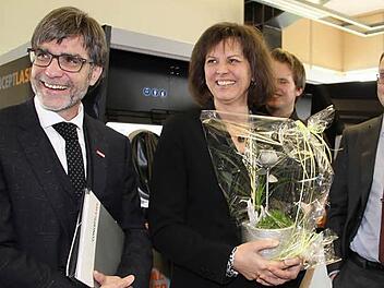 Eine aus vielen Schichten aufgebaute Rose, erinnert die bayerische Wirtschaftsministerin Ilse Aigner an ihren Besuch bei Concept Laser in Schney. Mit im Bild ist (von links) HWK-Hauptgeschäftsführer Thomas Koller, Concept Laser Gesellschafter Frank Herzog und HWK-Präsident Thomas Zimmer.  Foto: Gerda Völk