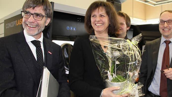 Eine aus vielen Schichten aufgebaute Rose, erinnert die bayerische Wirtschaftsministerin Ilse Aigner an ihren Besuch bei Concept Laser in Schney. Mit im Bild ist (von links) HWK-Hauptgeschäftsführer Thomas Koller, Concept Laser Gesellschafter Frank Herzog und HWK-Präsident Thomas Zimmer.  Foto: Gerda Völk
