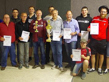 Die Sieger (von links): SKB-Vorsitzender Josef Porzelt, Stefan Welscher, Joachim Hofmann, Alfons Wilczek, Daniel Drews, Tiefschuss-Sieger Gerald Bayer, Ulli Kaim, Gunther Dressel, Klemens Kestel, Alexander Stey, Sebastian Doppel (vorne), Thomas Hoderlein und Dominik Hämmer. Foto: Karl-Heinz Hofmann