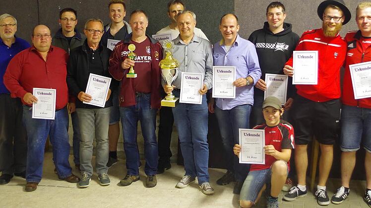 Die Sieger (von links): SKB-Vorsitzender Josef Porzelt, Stefan Welscher, Joachim Hofmann, Alfons Wilczek, Daniel Drews, Tiefschuss-Sieger Gerald Bayer, Ulli Kaim, Gunther Dressel, Klemens Kestel, Alexander Stey, Sebastian Doppel (vorne), Thomas Hoderlein und Dominik Hämmer. Foto: Karl-Heinz Hofmann