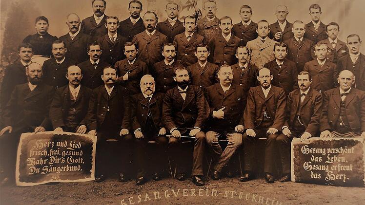 Gesangverein Sängerlust 1895 Stockheim vor dem Nebengebäude des "Gasthofes zur Eisenbahn. Auf dem Foto sichtbar Vereinswirt Johann Lang (obere Reihe, links). Weiter im Bild die Stockheimer "Größen".