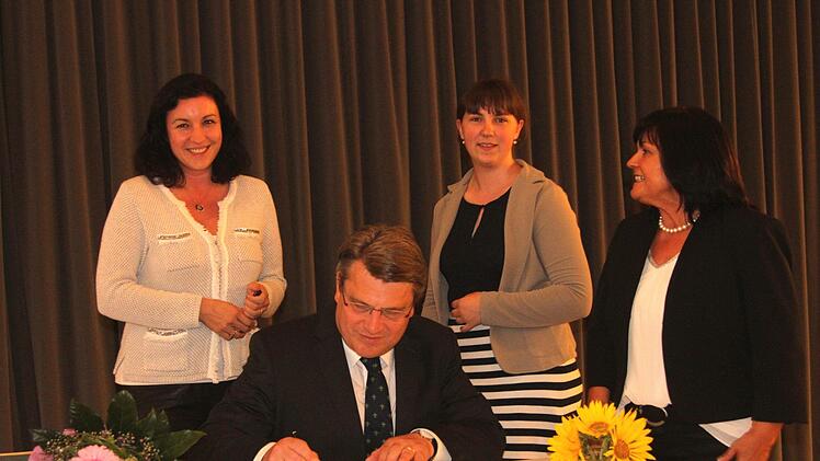 Justizminister Bausback beim Eintrag ins Goldene Buch mit (von links) Staatssekretärin Dorothee Bär, CSU-Vorsitzender Cynthia Derra und Bürgermeisterin Gertrud Bühl. Foto: Günther Geiling