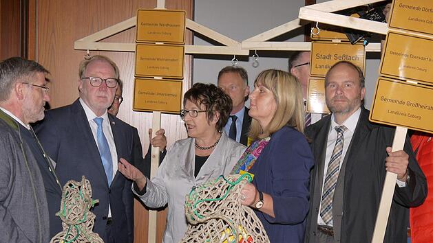 13500 Flyer mit Unterschriften gegen neue Stromleitungen  f&uuml;r Ministerin Brigitte Zypries (Dritte von links) hatte die Coburger Delegation  (von links) rund um Michael Busch, Hans Michelbach, Manfred K&uuml;nzel, Birgit Weber, Udo D&ouml;hler (verdeckt) und  Bernd Reisenweber dabei.Berthold K&ouml;hler