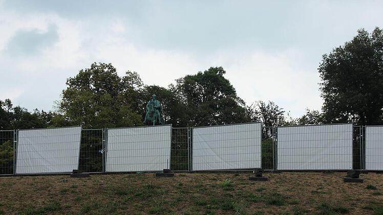 Impressionen vom Aufbau für den HUK-Coburg-Open-Air-Sommer 2018 auf dem Schlossplatz in Coburg - hier der abgeschirmte Bereich in Richtung Hofgarten. Oliver Schmidt