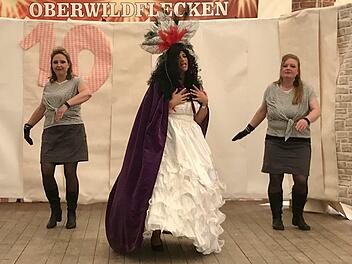 Lustig geht es stets zu bei der verrückten Bühnenshow beim Waldfest des SCK Oberwildflecken. Doch heuer war wohl der letzte Auftritt dieser Art. Das  Team um Ursula Wich verabschiedete sich wehmütig - zumindest vorläufig. Fabio Mathea