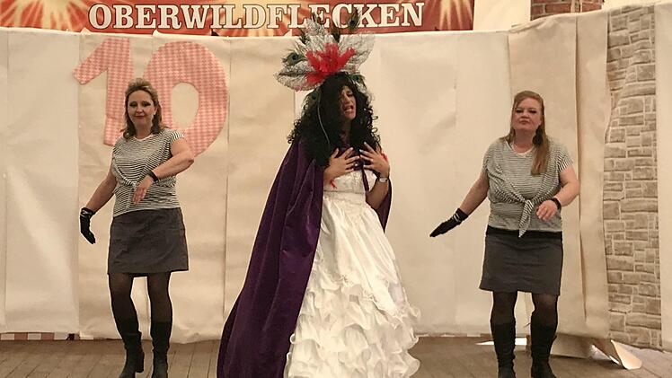 Lustig geht es stets zu bei der verrückten Bühnenshow beim Waldfest des SCK Oberwildflecken. Doch heuer war wohl der letzte Auftritt dieser Art. Das  Team um Ursula Wich verabschiedete sich wehmütig - zumindest vorläufig. Fabio Mathea