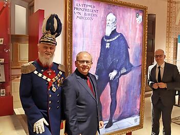 Oberbürgermeister Dirk Vogel (rechts) und Regierungspräsident Eugen Ehmann (Mitte) trafen im Museum Obere Saline die historische Persönlichkeit Peter Krug als Prinzregent Luitpold.