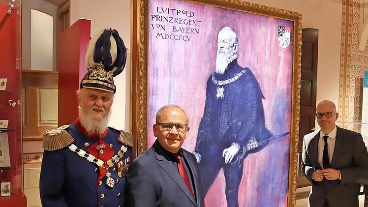 Oberbürgermeister Dirk Vogel (rechts) und Regierungspräsident Eugen Ehmann (Mitte) trafen im Museum Obere Saline die historische Persönlichkeit Peter Krug als Prinzregent Luitpold.