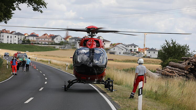 Zwei Schwerverletzte nach Frontalkollision: Zwei Rettungshubschrauber im Einsatz