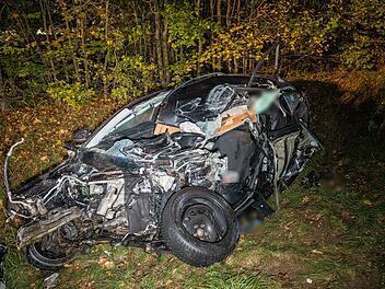 Frontalzusammensto&szlig; mit Lastwagen: 20-j&auml;hriger Autofahrer stirbt bei Unfall auf Staatsstra&szlig;e