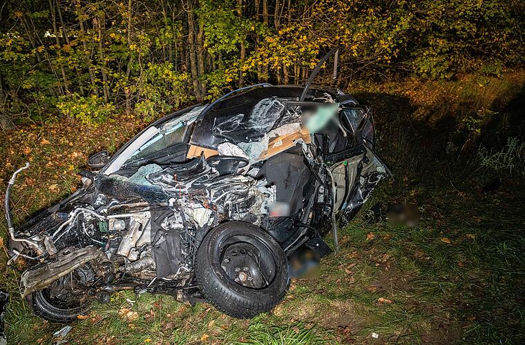Kitzingen: Auto rast frontal in fahrenden Lkw - Junger Mann (20) kommt ums Leben