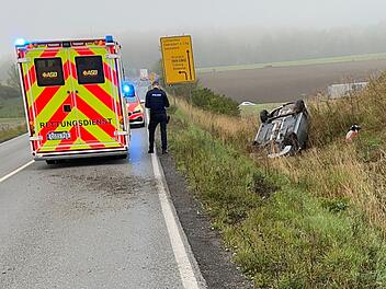 Fahrerin im Kreis Coburg überschlägt sich mit Auto