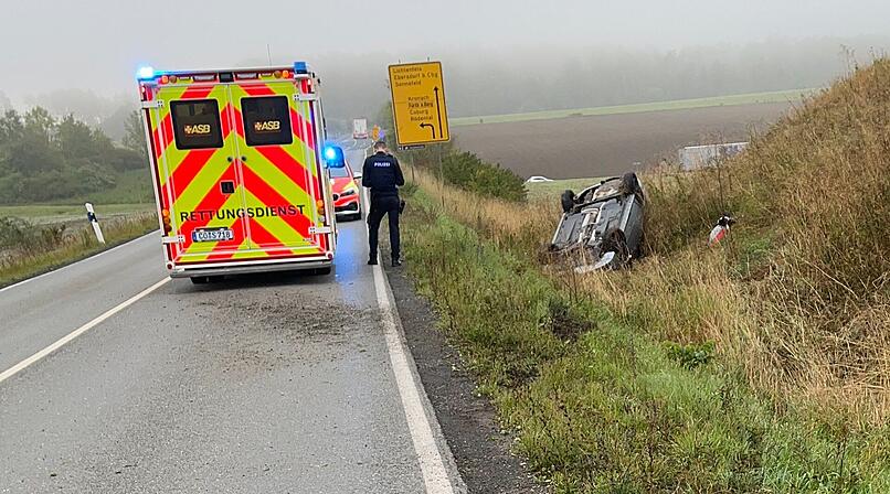 Fahrerin im Kreis Coburg überschlägt sich mit Auto