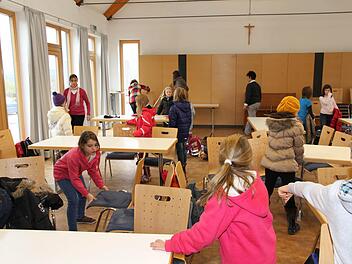 Die vierten Klassen richten sich im Hallerndorfer Pfarrheim ein. Foto: Mathias Erlwein