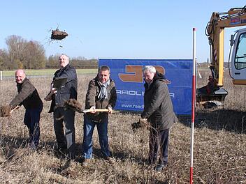 Wo Harald Fischer, Gerald Brehm, Jürgen Ganzmann und Valentin Maier (von links) den Spaten in den Boden rammen, wird die neue Trasse verlaufen. Fotos: Andreas Dorsch