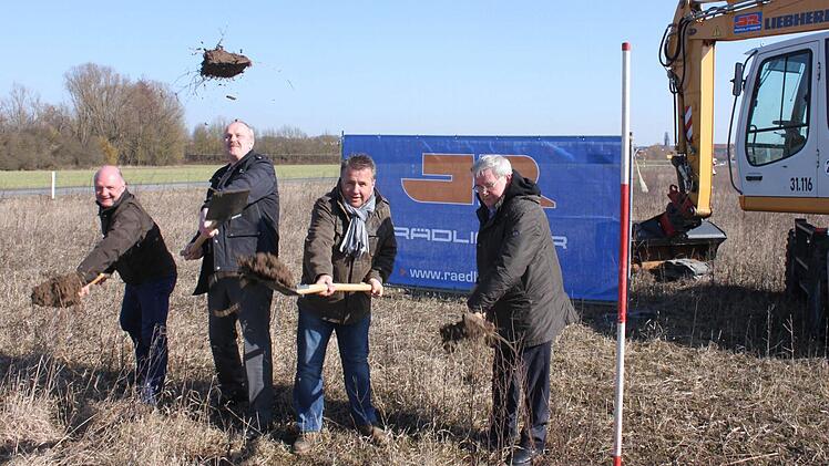 Wo Harald Fischer, Gerald Brehm, Jürgen Ganzmann und Valentin Maier (von links) den Spaten in den Boden rammen, wird die neue Trasse verlaufen. Fotos: Andreas Dorsch
