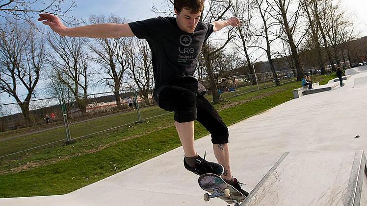 Ein Skater testet den neuen Würzburger Skatepark. Foto: Tobias Köpplinger