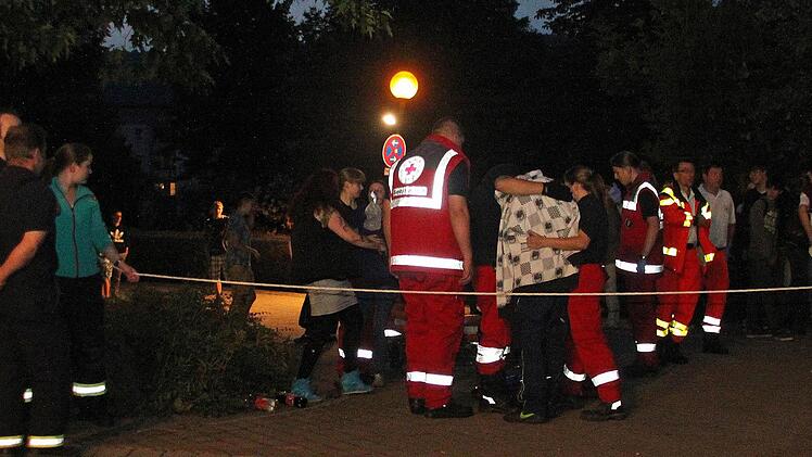 Helfer von Rettungsdienst und Feuerwehr kümmerten sich um die Beteiligten der Auseinandersetzung. Foto: Katrin Geyer