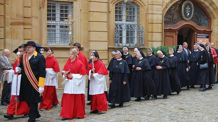 Kirchenschweitzer Holger Schwind und Ministranten führten die Jubilare mit der Ordensleitung und Ehrengästen in die Basilika.
