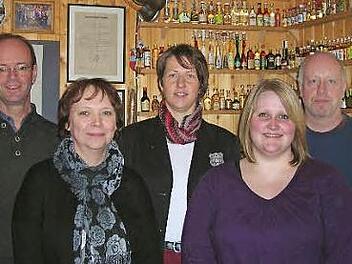 Der wieder vollständige Vorstand des Chores "Route 16-60" mit (von links) Zweitem Schatzmeister Georg Beetz, Schriftführerin Martina Gick, Vorsitzender Daniela Lorenz, Zweiter Vorsitzender Sabrina Kroschwald und Schatzmeister Stefan Müller. Foto: Thomas Micheel
