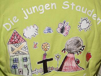 "Junge Stauden" nennt sich die Vereinsjugend in Jesserndorf. 29 Kinder und Jugendliche treffen sich regelmäßig zu verschiedenen Aktivitäten - und auch ihr T-Shirt gestalteten sie selbst. Foto: