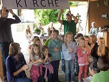 Vor Petrus und Paulus, den Säulen der Kirche, sangen die Kindergartenkinder beim Familiengottesdienst in Krum.  Foto: Wolfgang Ortloff