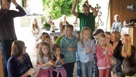 Vor Petrus und Paulus, den Säulen der Kirche, sangen die Kindergartenkinder beim Familiengottesdienst in Krum.  Foto: Wolfgang Ortloff