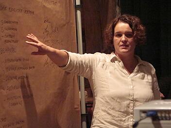 Ann-Christin Dettmar präsentiert die Ergebnisse ihrer Arbeitsgruppe. Foto: Josef Hofbauer