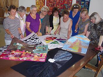 Am Samstag lädt die Patchwork- und Quiltgruppe mit ihrer Leiterin Brigitte Gesell (vierte von rechts) zur Ausstellung "Am Anfang war der Stoff - Quilt und Bibel" in die Kronacher Synagoge. Foto: Heike Schülein