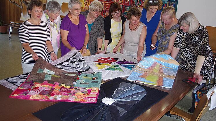 Am Samstag lädt die Patchwork- und Quiltgruppe mit ihrer Leiterin Brigitte Gesell (vierte von rechts) zur Ausstellung "Am Anfang war der Stoff - Quilt und Bibel" in die Kronacher Synagoge. Foto: Heike Schülein