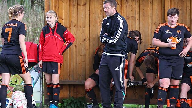 Thomas Richter als neuer Trainer des SV Reitsch ist mit der Punkteausbeute in der Landesliga noch nicht zufrieden. Grund zur Freude herrschte vor allem nach dem Pokalsieg gegen den FFC Hof. Foto: Heinrich Wei&szlig;