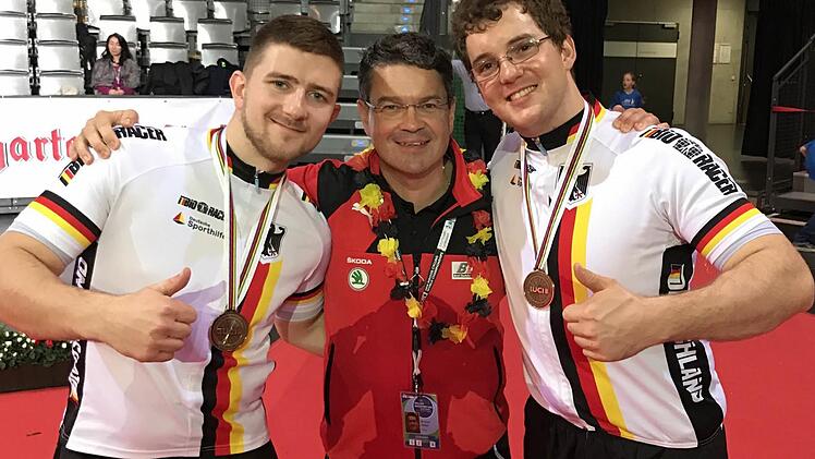 Mannschaftsarzt Frank Pensel (Mitte) mit den Radballern Bernd (links) und Gerhard Mlady aus Stein bei Nürnberg. Sie gewannen Bronze. Foto: privat