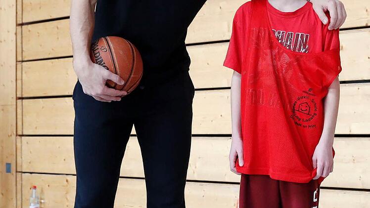 Förderschultag von Brose Bamberg am 6. Februar 2017 in der Aurachtalhalle Stegaurach: Die Basketball-Profis des Deutschen Meisters trainieren 140 Kinder. Foto: Daniel Löb