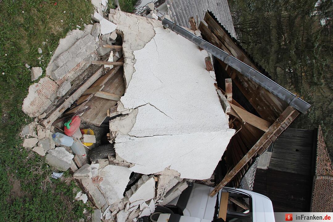 Unfall im Landkreis Kronach: Transporter rollt auf Garage
