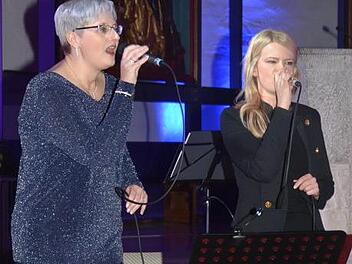Diana Löffler (links) und Diana Ferenz sorgten mit ihren Gesangs-Auftritten unter musikalischer Begleitung des Musikvereins Rothenkirchen für Höhepunkte beim überaus gelungenen Konzert "A weihnachtlicha Stund" in der St. Bartholomäus-Kirche. Foto: K.-H. Hofmann