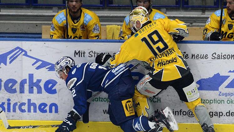 Ein Bild mit Symbolcharakter: Der SC Riessersee strauchelt, die Bayreuth Tigers um Ivan Kolozvary (rechts) sind oben auf. Die sportlich abgestiegenen Bayreuther nehmen in der kommenden Saison den DEL2-Platz des finanziell angeschlagenen Traditionsvereins aus Garmisch-Partenkirchen ein.  Foto: Peter Mularczyk
