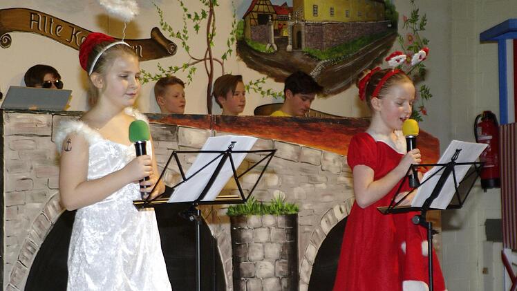 Premiere in der Bütt für Hermine und Hanna. Ja ist denn schon wieder Weihnachten? Winfried Ehling