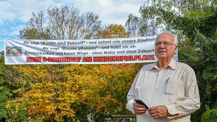 Norbert Tscherner kämpft gegen den Zugang durch den Spielplatz.  Foto: Ronald Rinklef