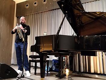 Trompeter, Pianist und Klangtüftler: Sebastian Studnitzky beeindruckte bei seinem Coburg-Debüt.Foto: Jochen Berger