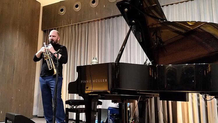 Trompeter, Pianist und Klangtüftler: Sebastian Studnitzky beeindruckte bei seinem Coburg-Debüt.Foto: Jochen Berger