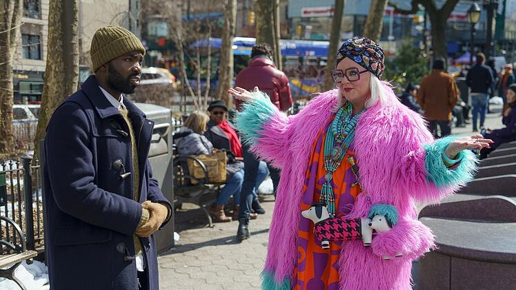 In Floras (Melissa McCarthy) Gegenwart f&auml;llt Bernard (Paapa Essiedu) mehr auf, als er es sonst tun w&uuml;rde.