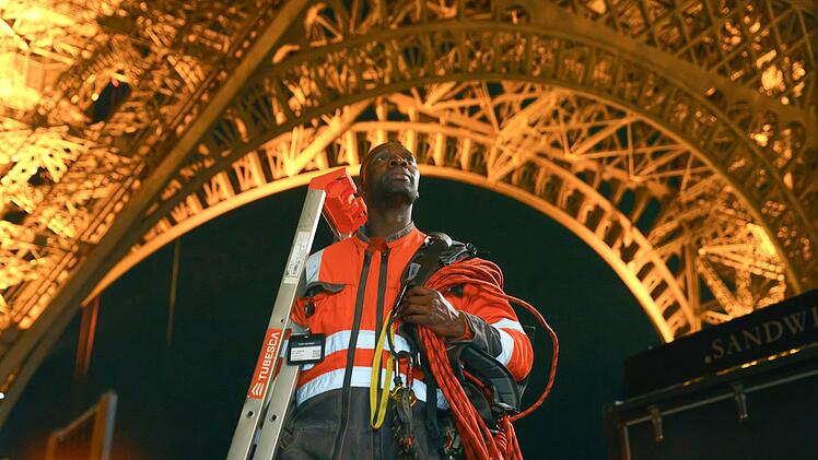 Nationale Symbole: Frankreichs beliebtester Gauner Assane Diop (Omar Sy) hat einen spektakul&auml;ren Stunt auf Frankreichs beliebtestem Eisenfachwerkturm vor.