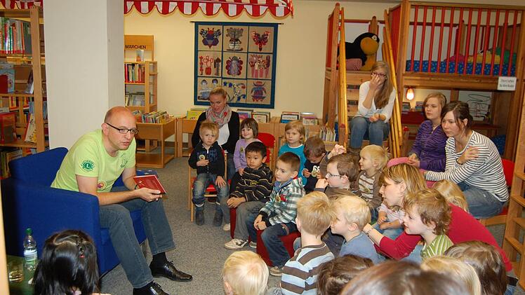 Tageblatt-Redaktionsleiter Oliver Schmidt (links) las in der Stadtbücherei Kindern des Caritas-Kinderhauses "Leo" vor.