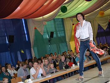 Wie modern Landfrauen und -männer sind, zeigten die Mitglieder des BBV-Kreisverbandes bei einer Modenschau. Foto: Gabi Bertram