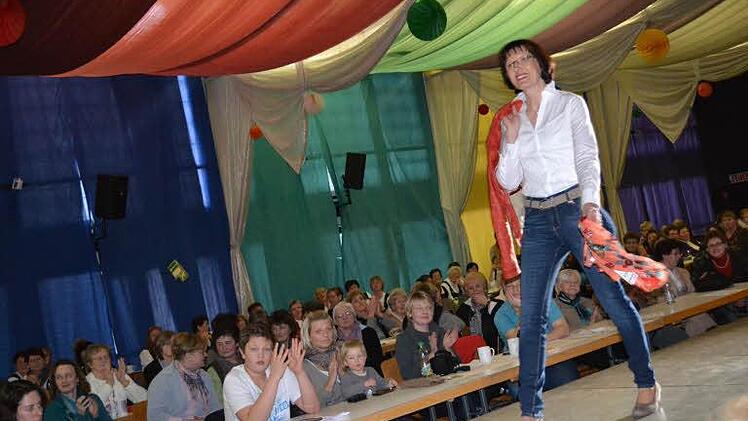 Wie modern Landfrauen und -männer sind, zeigten die Mitglieder des BBV-Kreisverbandes bei einer Modenschau. Foto: Gabi Bertram