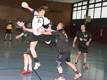 Justus Feldmann (helles Trikot) war mit sechs Treffern erfolgreichster Eberner Torschütze. In dieser Szene erzielt er das 1:0.
